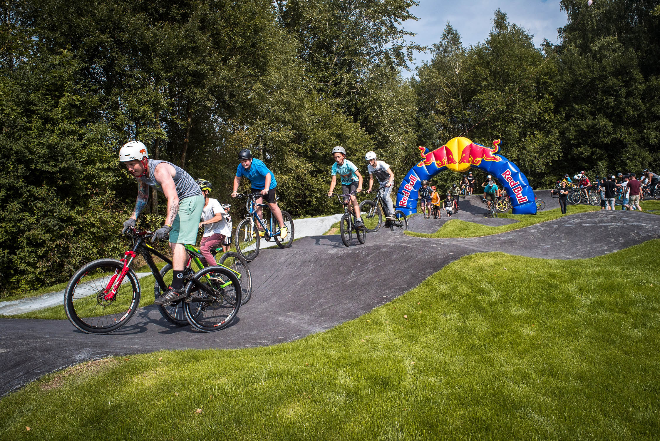 Mountainbiker Scooter BMX-Fahrer Redbull Asphalt Pumptrack Selb Bau und Planung RadQuartier GmbH