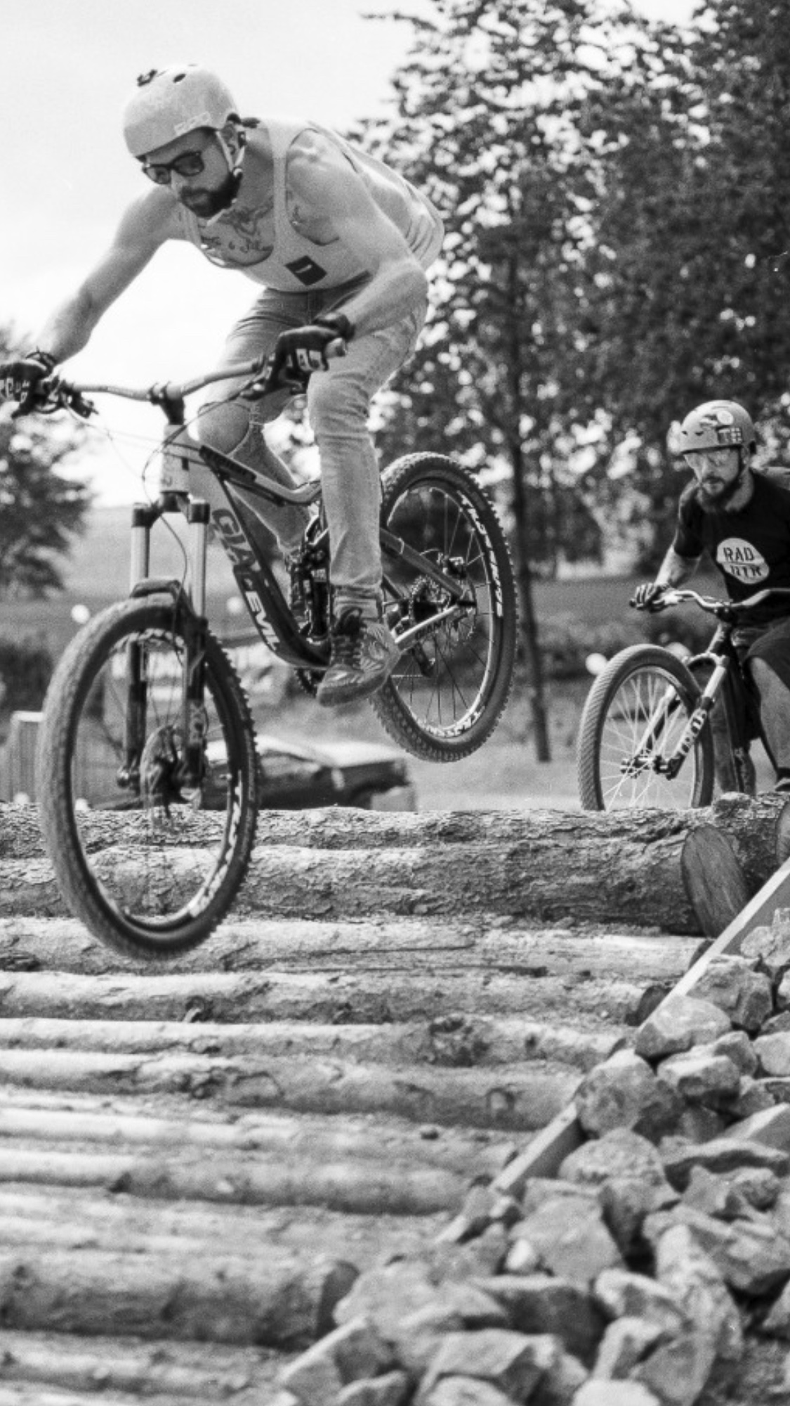 Junge Männer testen Bikepark.