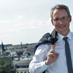 Bürgermeister der Stadt Selb spricht über den erfolgreich umgesetzten Pumptrack der Firma RadQuartier.