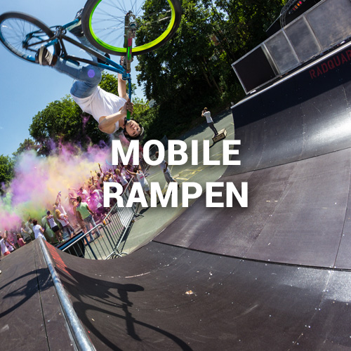 Mann macht Flair über Mobile Rampe in Hof Radquartier