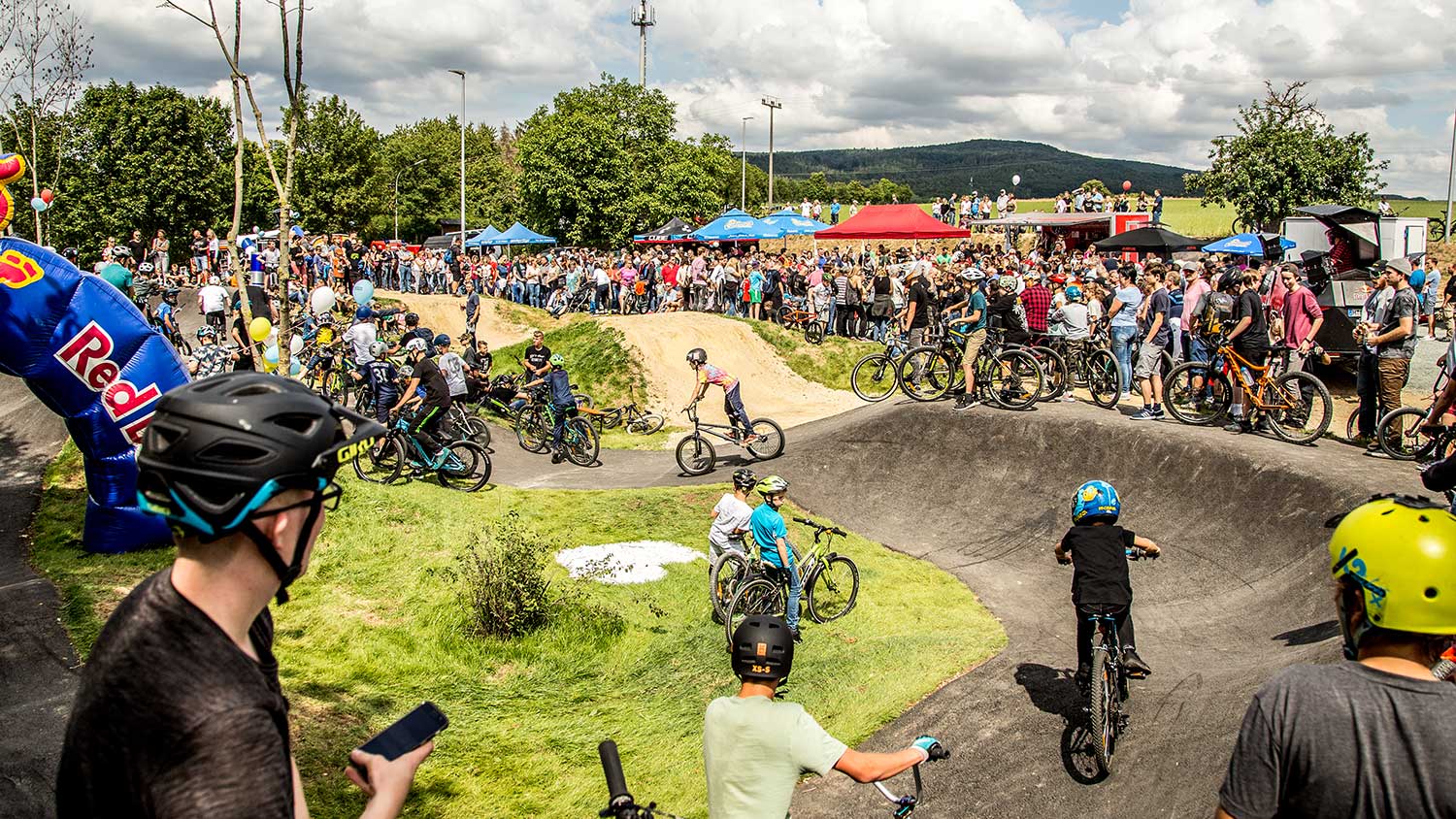 Mountainbiker, Skateboarder, Scooterfahrer. Jede Menge Kinder und Sportler testen den neuen Pumptrack aus Asphalt in der Gemeinde Litzendorf.