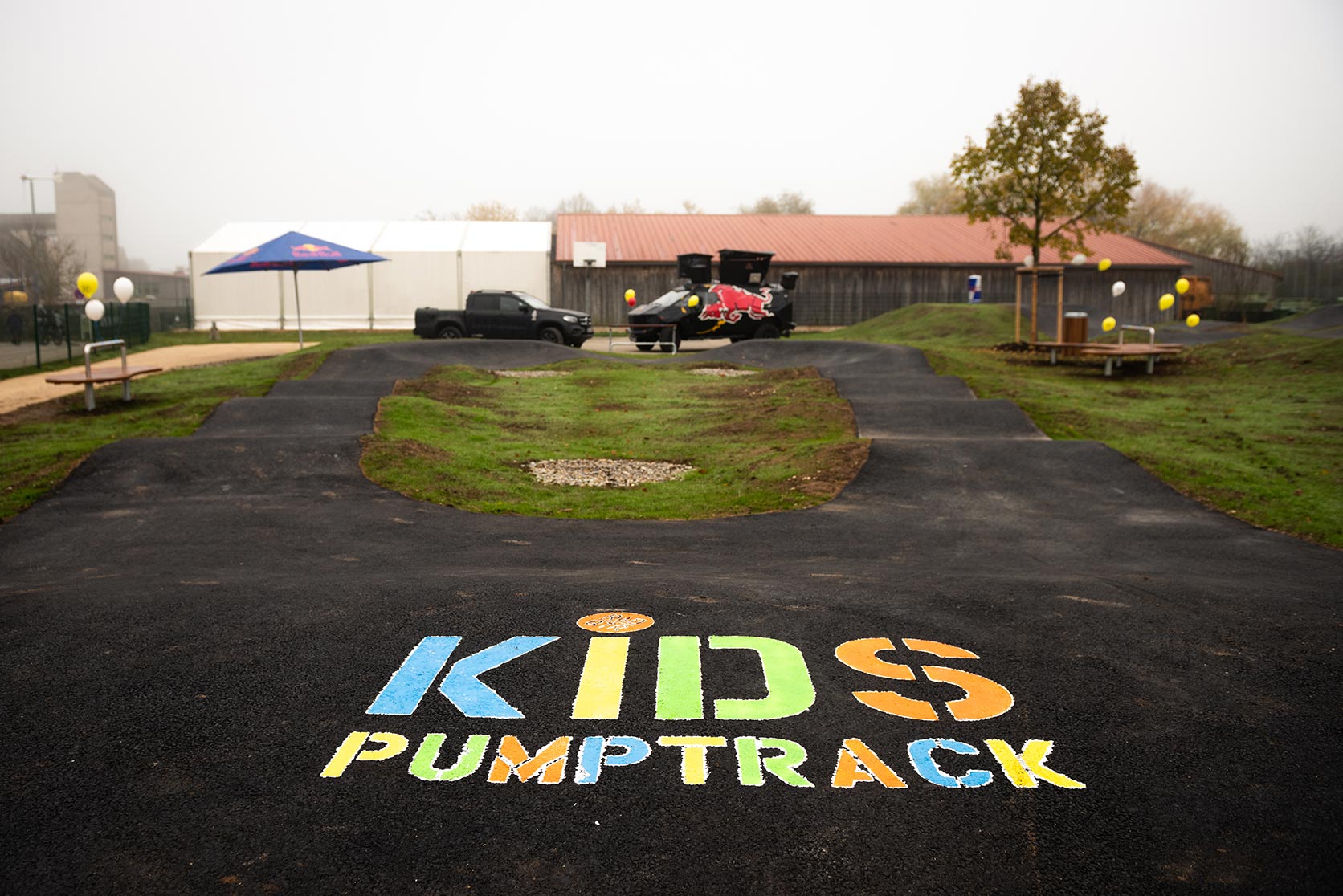 Uebersichtsfoto Kinder Asphalt Pumptrack Altmuehlfranken Gunzenhausen Planung Bau Radquartier Parks