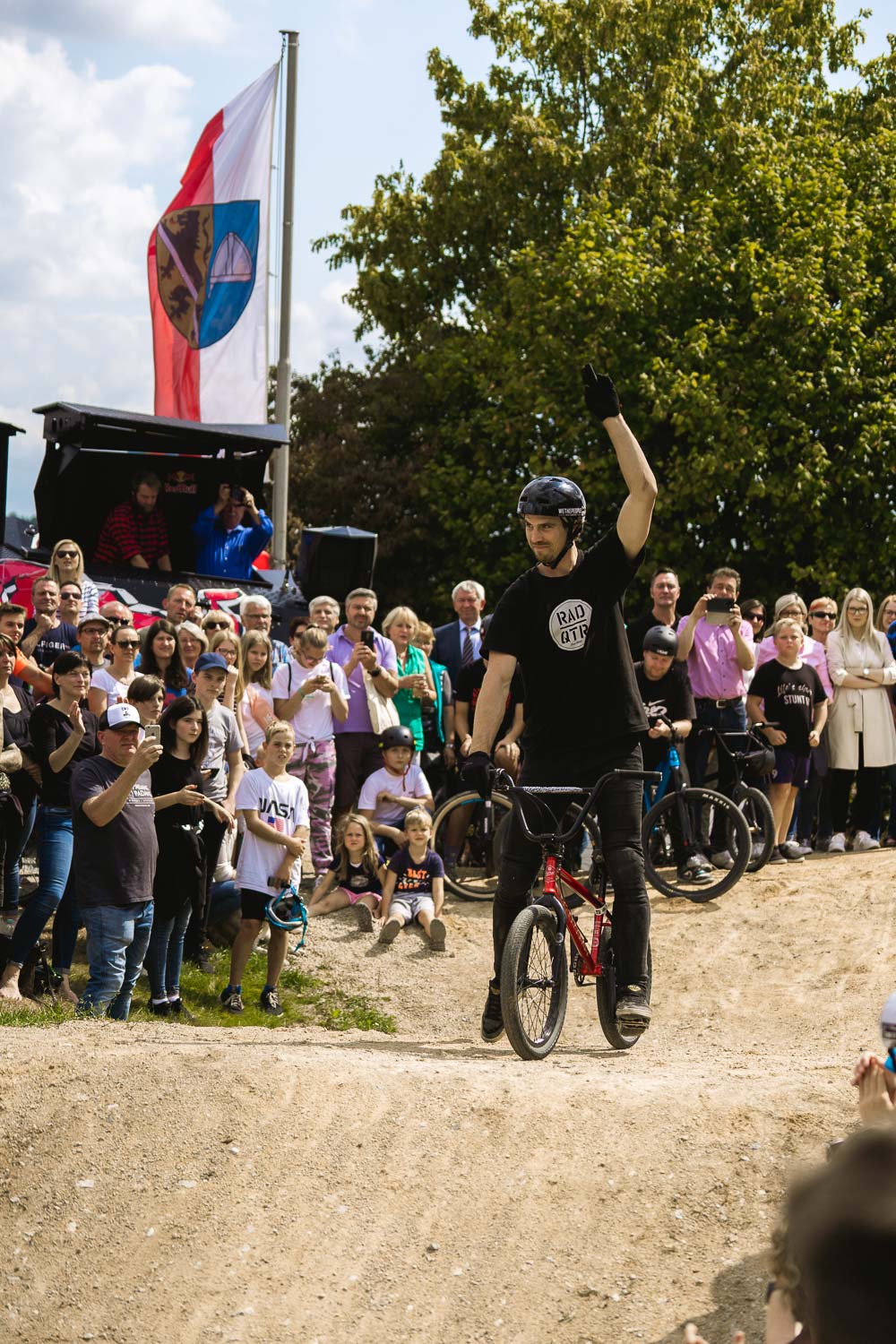 Bmx Profi Simon Moratz winkt zum Abscheid als Dankeschön für die tolle Eröffnung der Pumptrack Anlage in Litzendorf