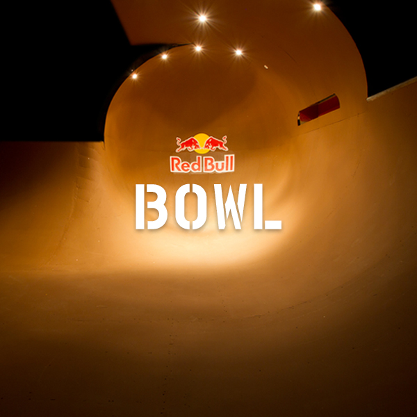 Skateboard Red Bull Bowl in der Extremsporthalle RadQuartier