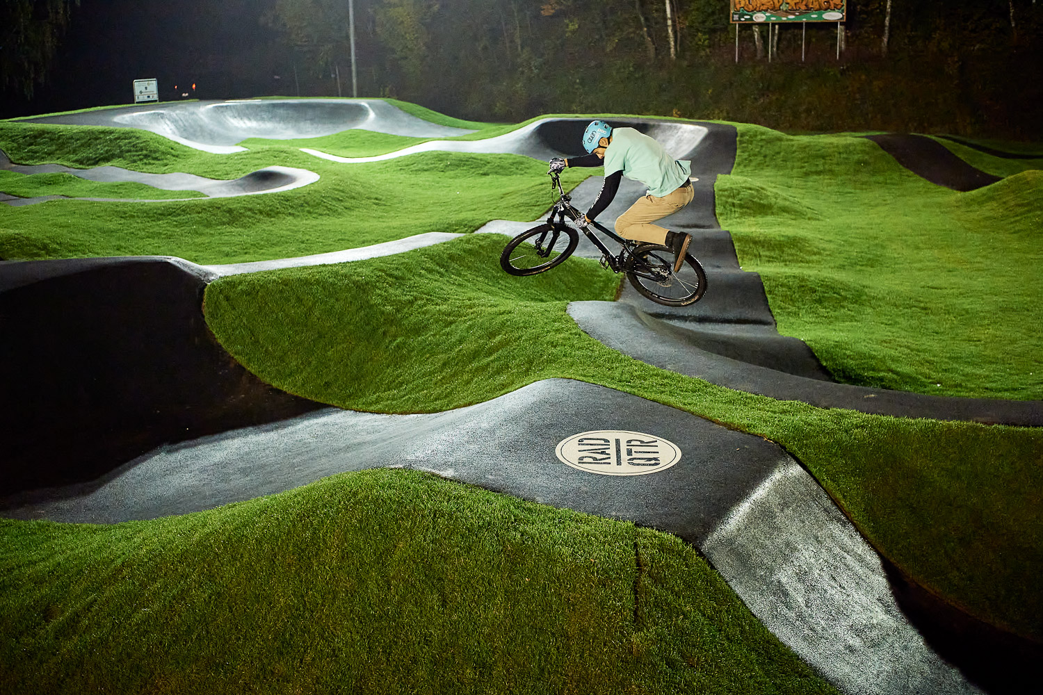 Lukas Knopf Asphalt Pumptrack Sontra Planung und Bau Radquartier GmbH