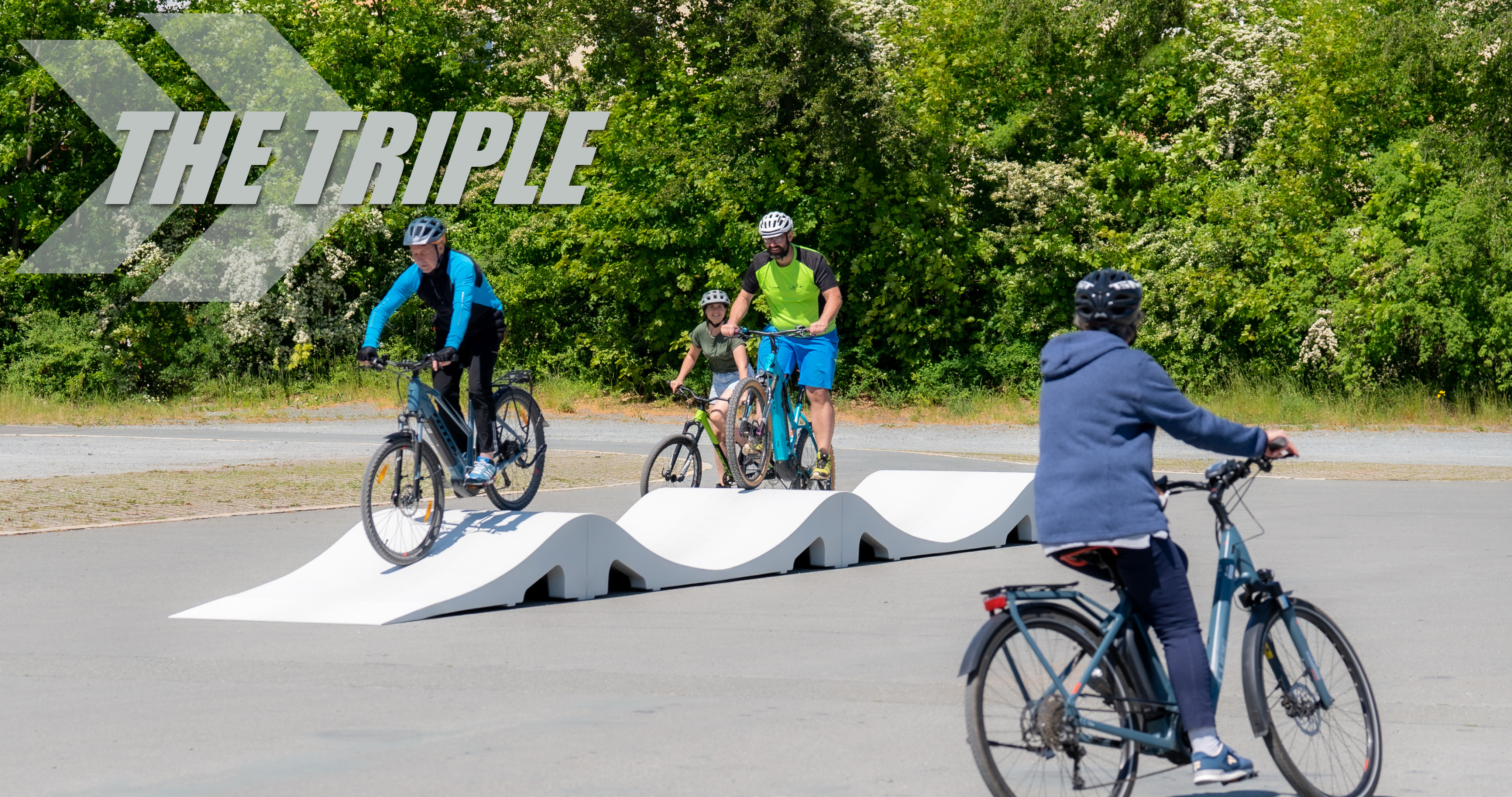 RQ_Fertig_Pumptrack_Website_Header_4096px_MID_The_Triple_1 RadQuartier Ramps Mobiler Modularer Fertig Pumptrack Model The Triple